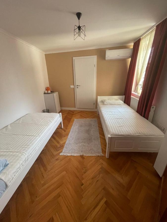 Guesthouse 12A Пристина Екстериор снимка